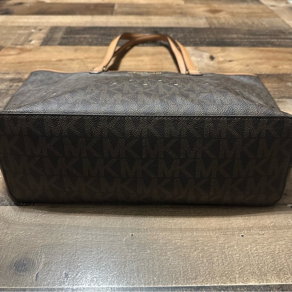 Michael Kors Jet Set Large Carryall Perforated Tote - Picture 3 of 8